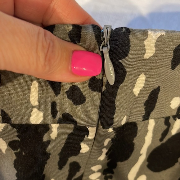 Trina Turks Los Angeles Pencil straight Skirt . Gray splatter print size Small - Picture 4 of 12
